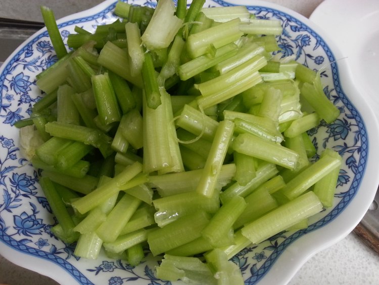 芹菜尖椒炒肉丝步骤2