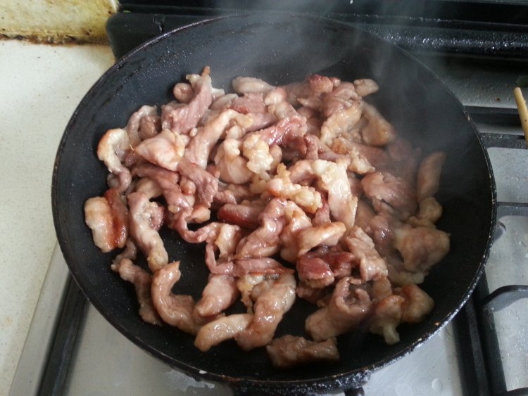 芹菜尖椒炒肉丝步骤5