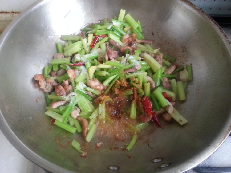 芹菜尖椒炒肉丝步骤9