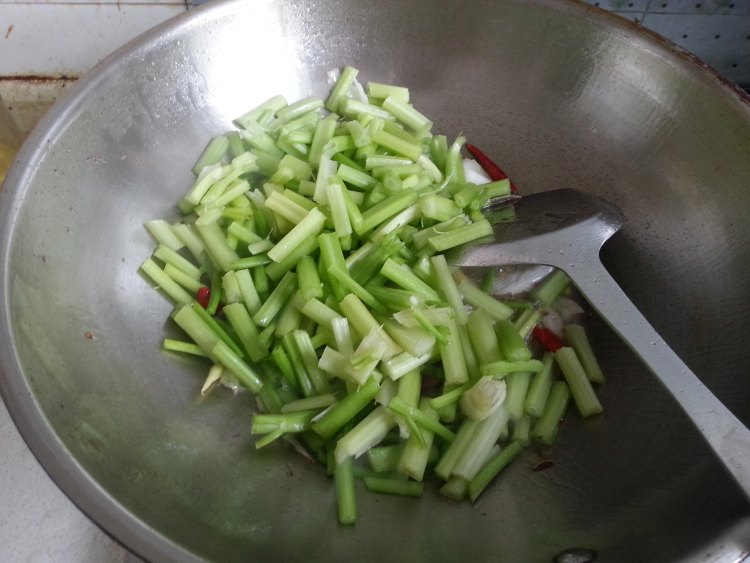 芹菜尖椒炒肉丝步骤7