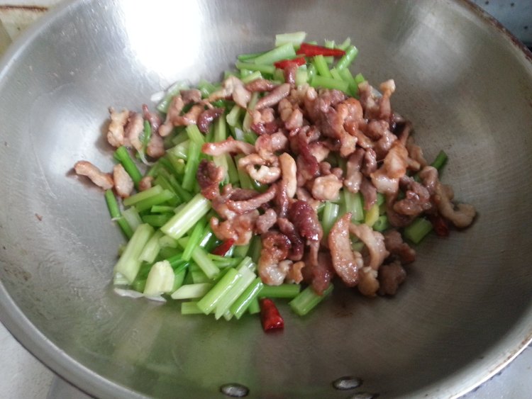 芹菜尖椒炒肉丝步骤8