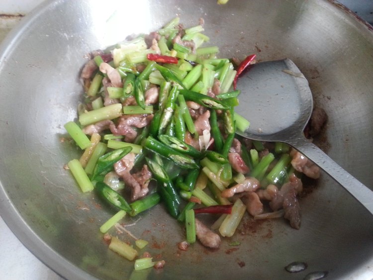 芹菜尖椒炒肉丝步骤10