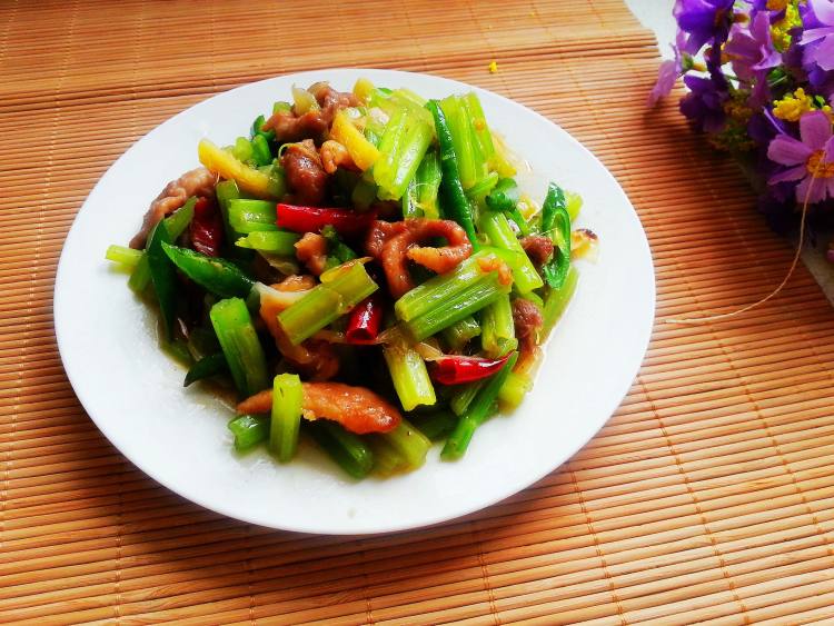 芹菜尖椒炒肉丝步骤11