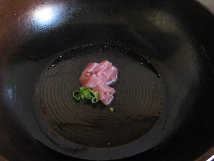 芹菜叶炒肉步骤2