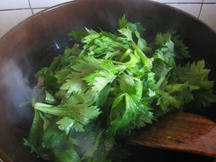 芹菜叶炒肉步骤3