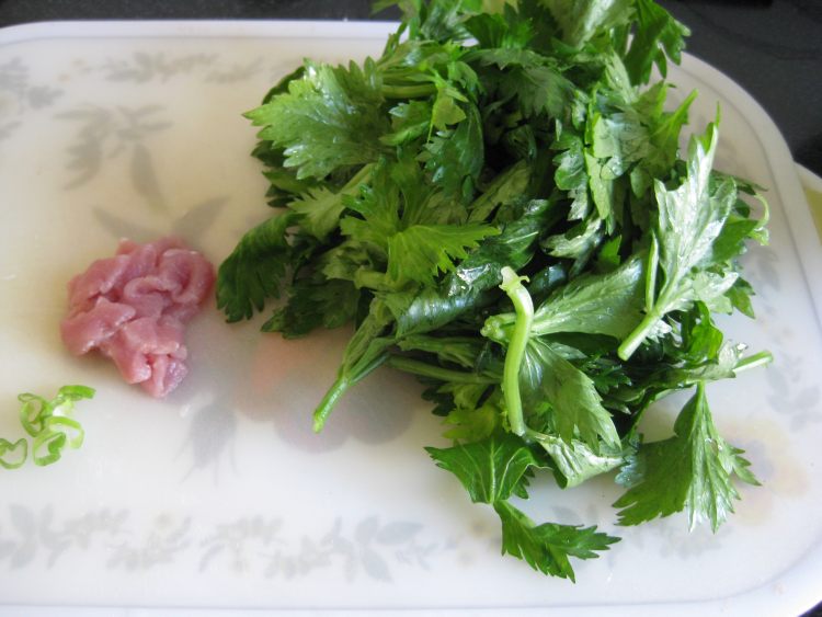 芹菜叶炒肉步骤1