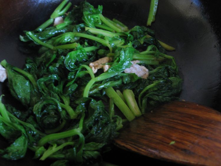 芹菜叶炒肉步骤4