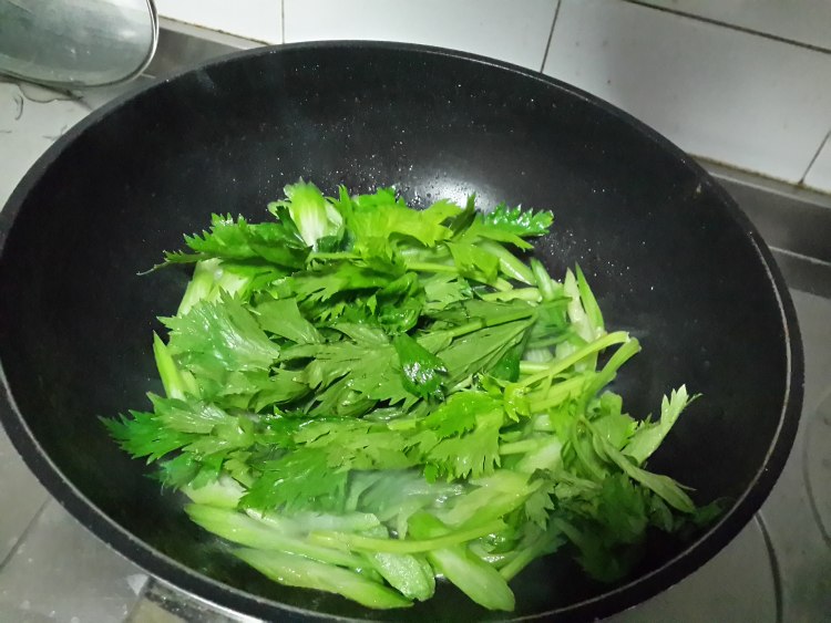 炒芹菜步骤4