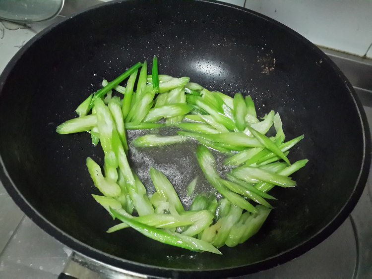 炒芹菜步骤3