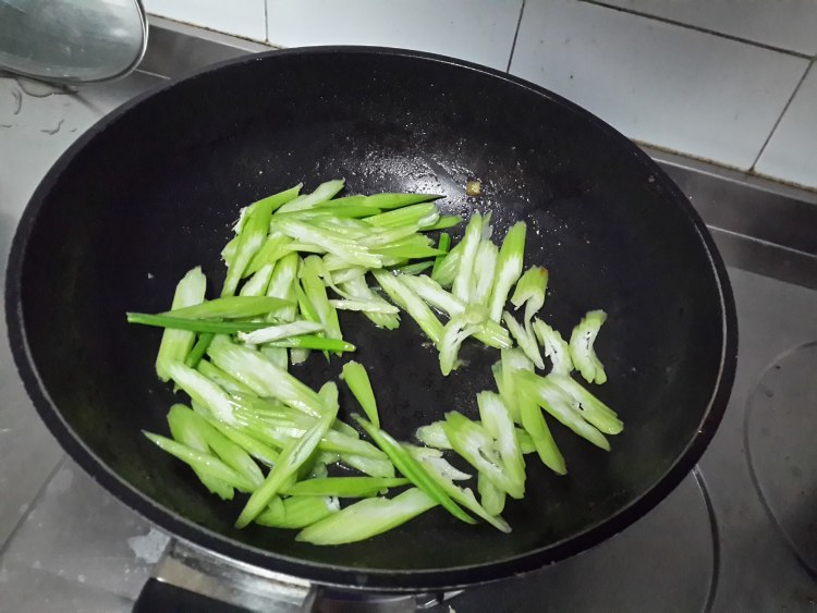 炒芹菜步骤2