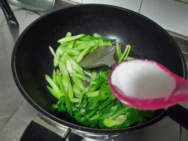 炒芹菜步骤5