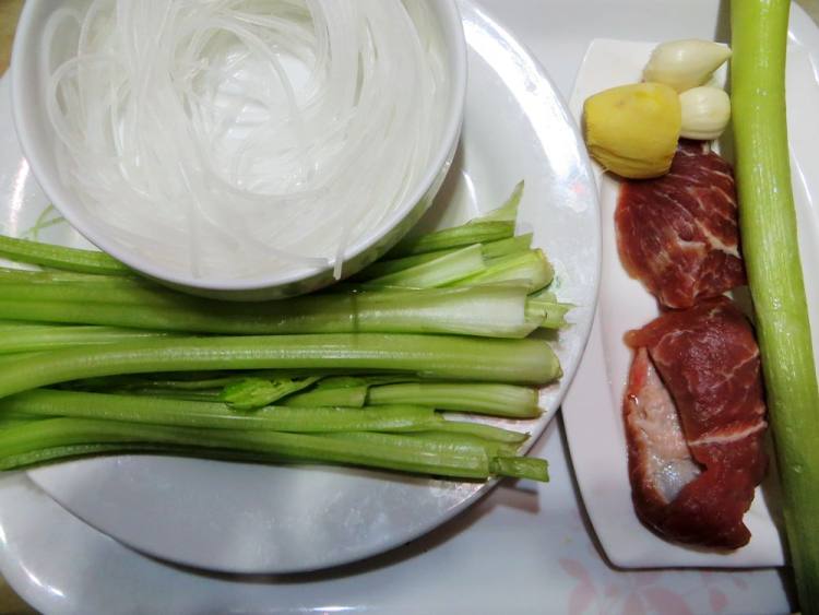 芹菜炒肉丝粉步骤1