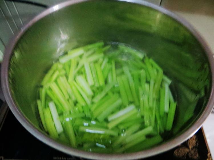 芹菜炒肉丝粉步骤2