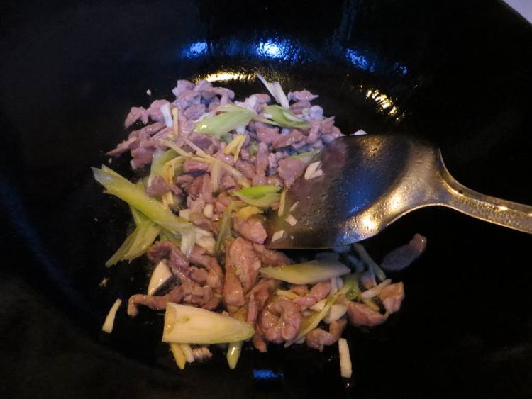 芹菜炒肉丝粉步骤8