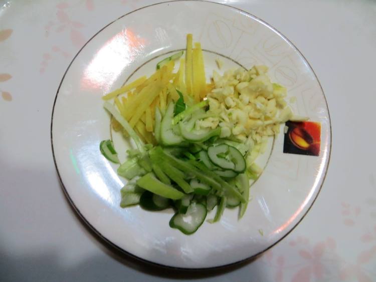 芹菜炒肉丝粉步骤6