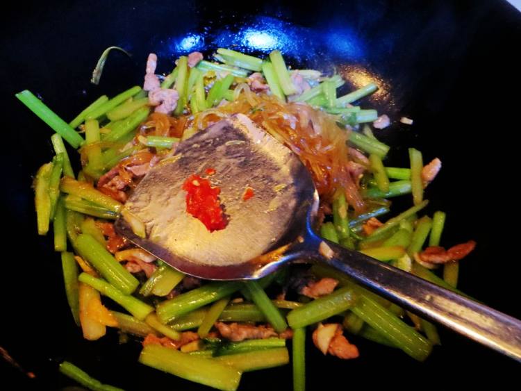 芹菜炒肉丝粉步骤13