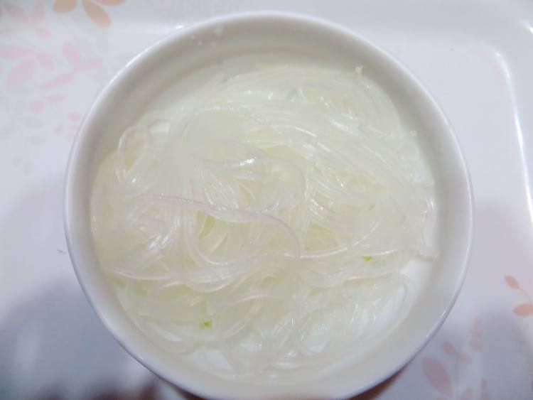 芹菜炒肉丝粉步骤5