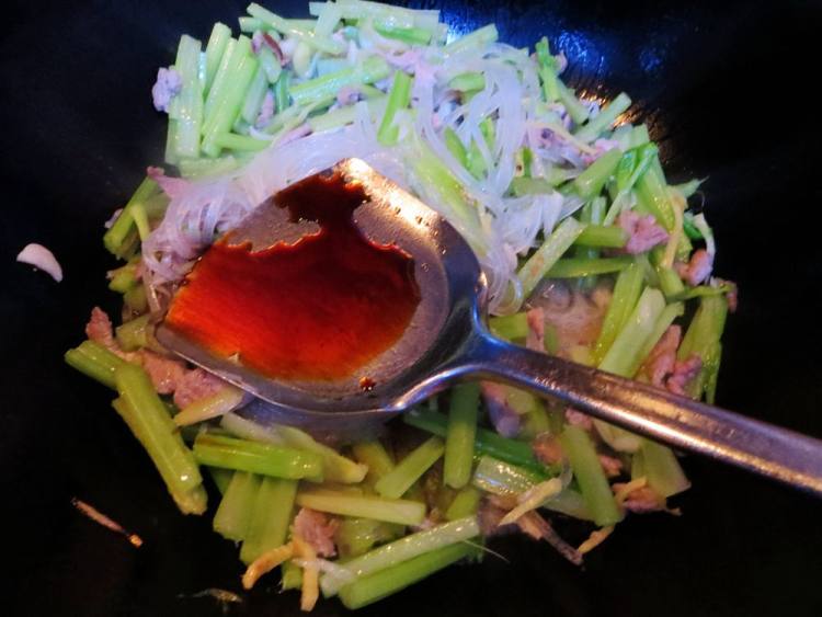 芹菜炒肉丝粉步骤11