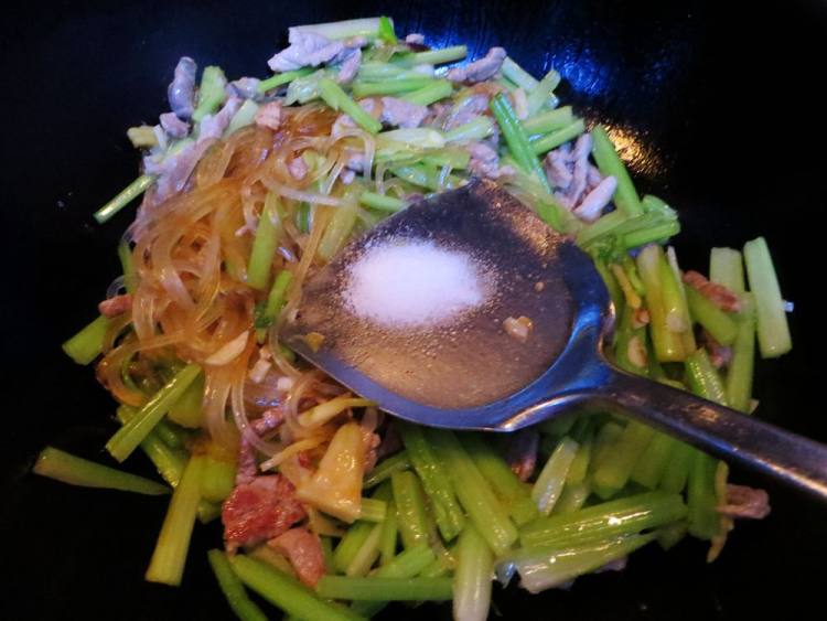 芹菜炒肉丝粉步骤12