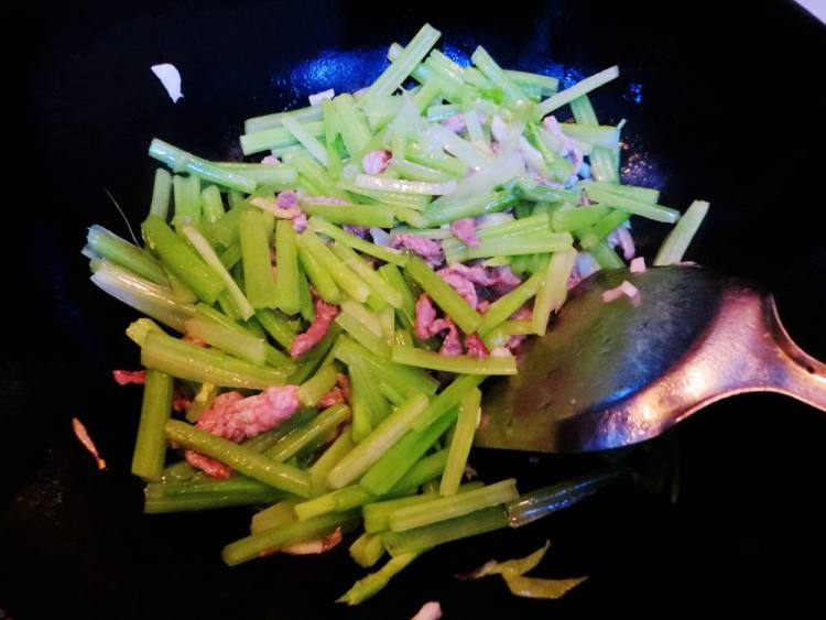 芹菜炒肉丝粉步骤9