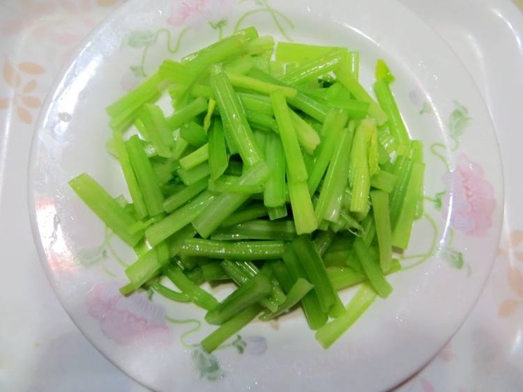 芹菜炒肉丝粉步骤3