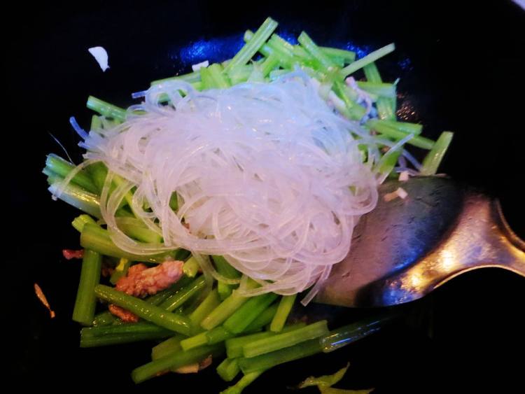 芹菜炒肉丝粉步骤10