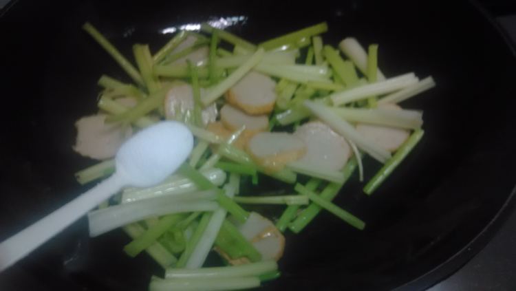 芹菜炒鱼丸片步骤6