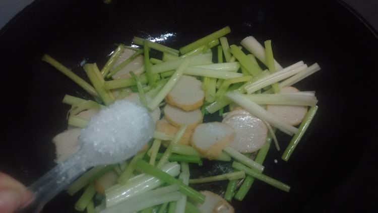 芹菜炒鱼丸片步骤7