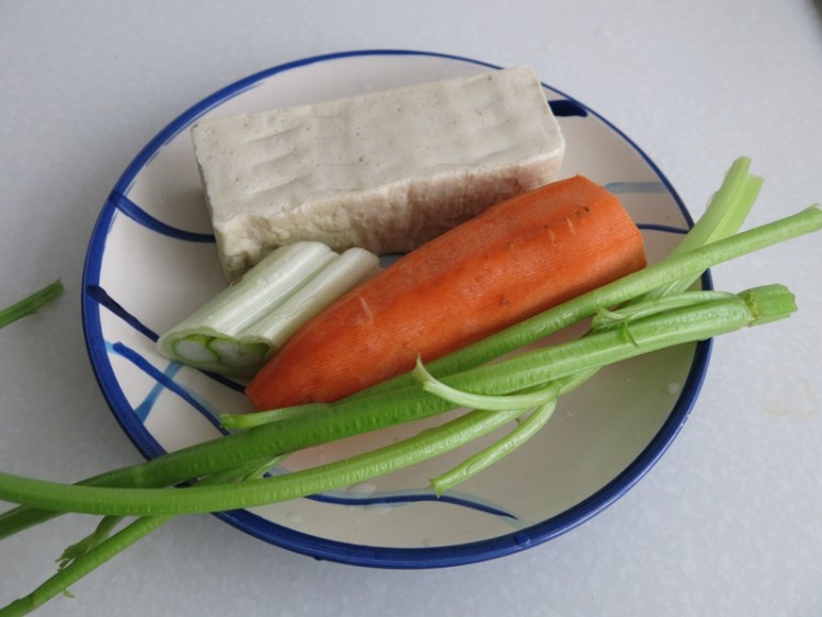 千页豆腐炒胡萝卜芹菜步骤1