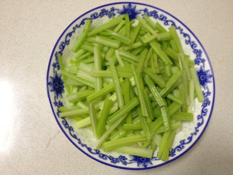 芹菜炒香干步骤2