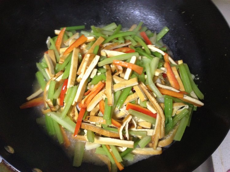 芹菜炒香干步骤9