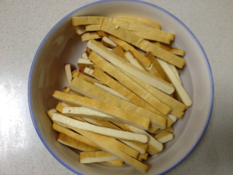 芹菜炒香干步骤3