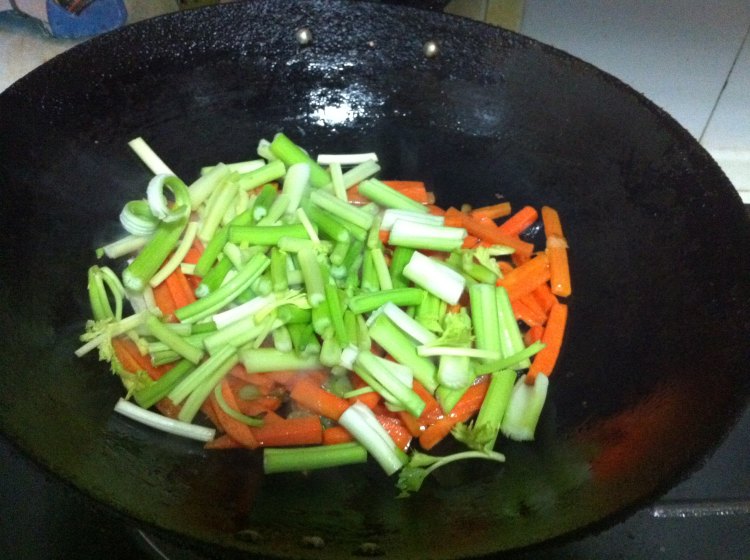 芹菜胡萝卜炒豆腐干步骤4