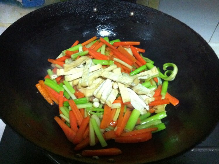 芹菜胡萝卜炒豆腐干步骤5