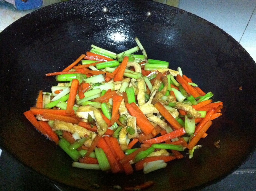 芹菜胡萝卜炒豆腐干步骤7