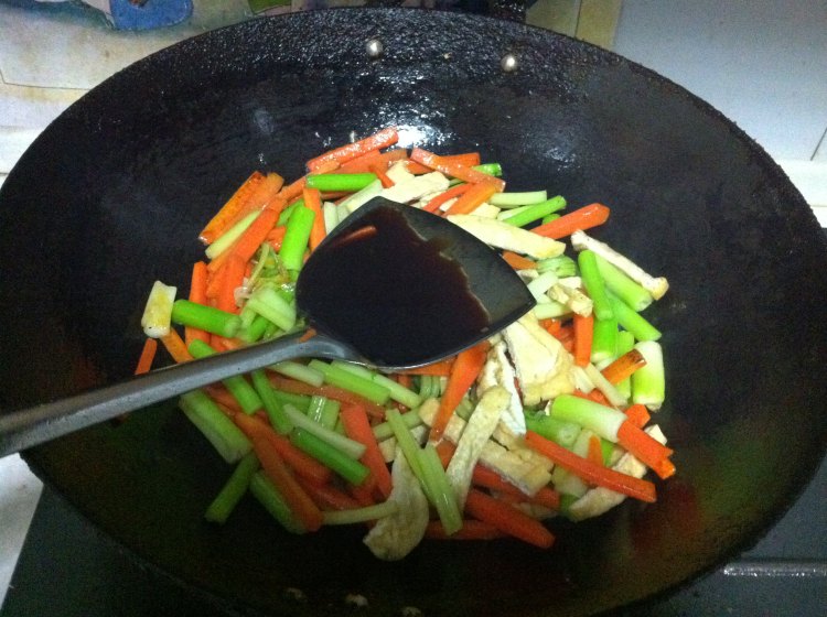芹菜胡萝卜炒豆腐干步骤6