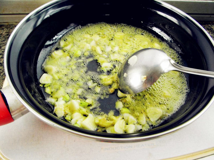 西红柿炒菜花步骤6