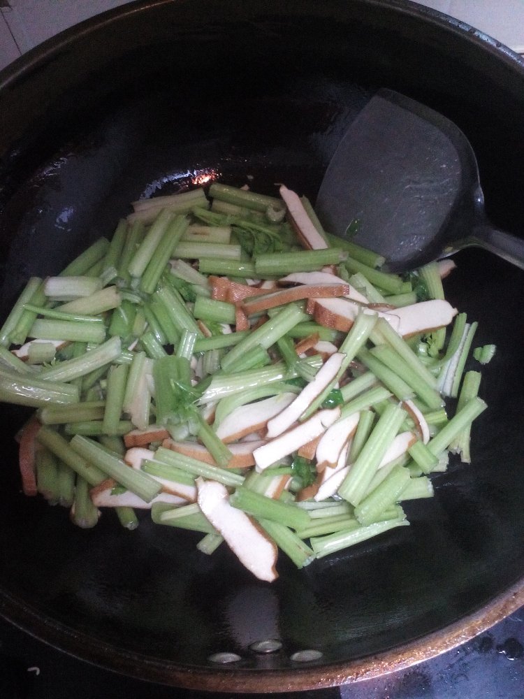 芹菜炒豆干步骤4
