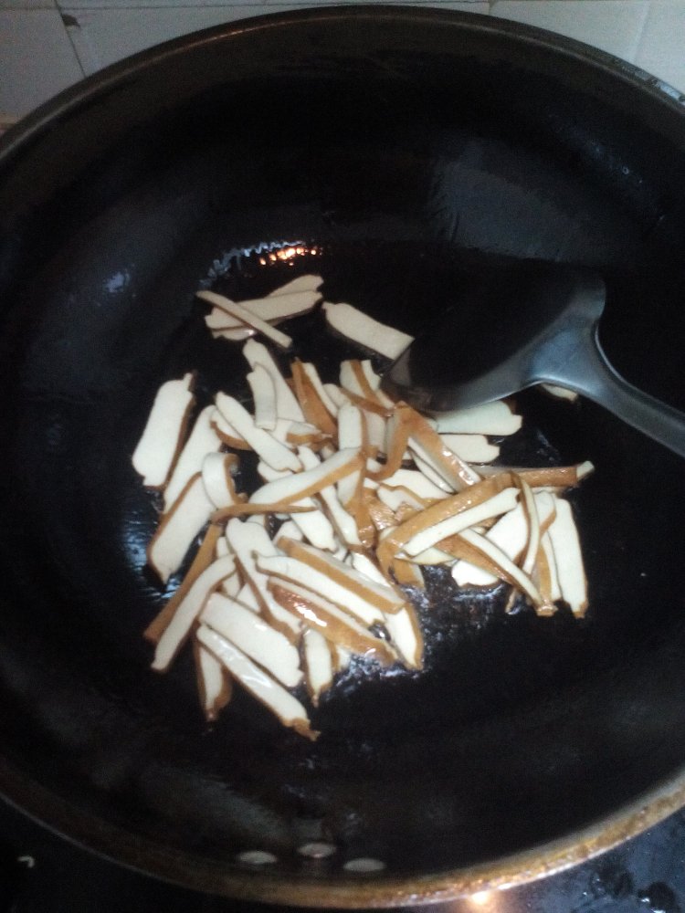 芹菜炒豆干步骤3