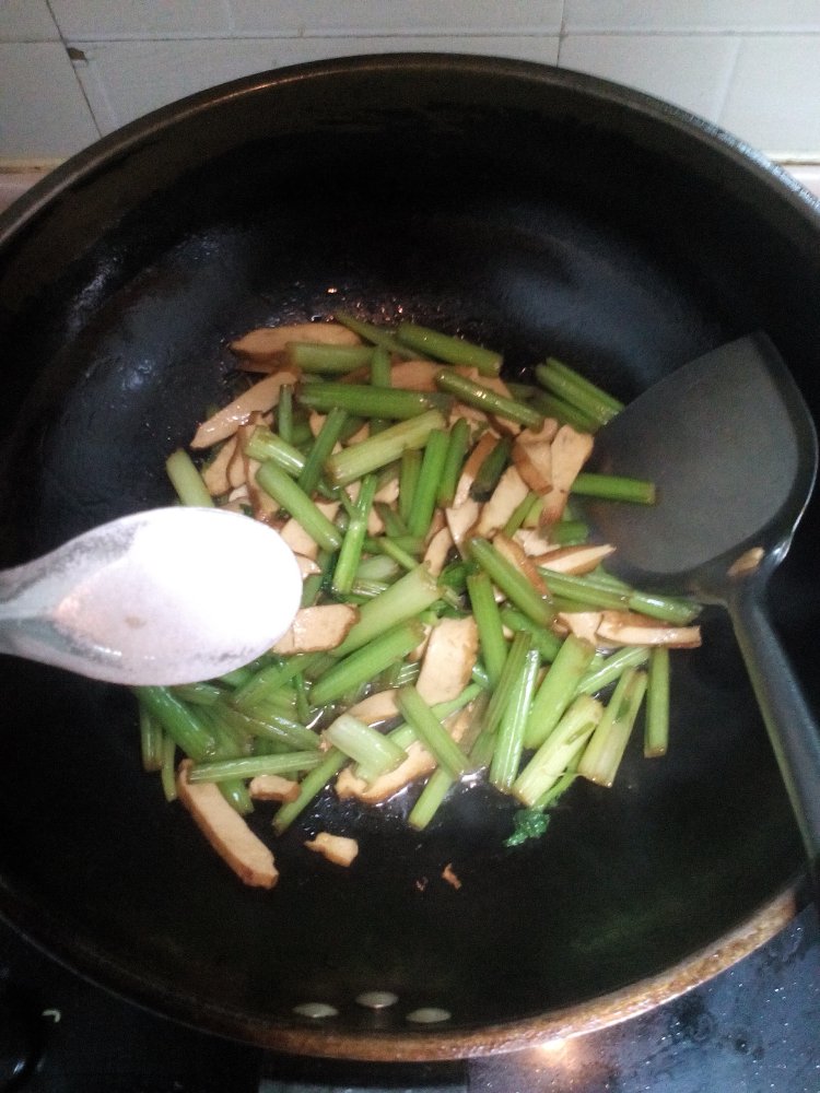 芹菜炒豆干步骤6