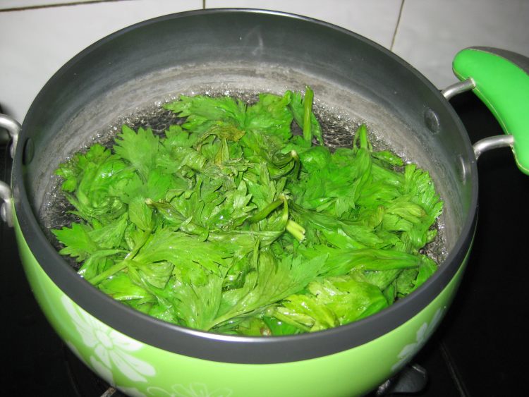 凉拌芹菜叶胡萝卜步骤2