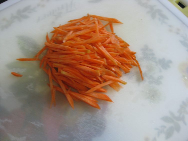 凉拌芹菜叶胡萝卜步骤5