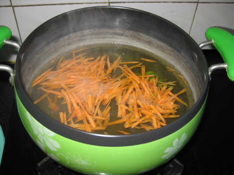 凉拌芹菜叶胡萝卜步骤6