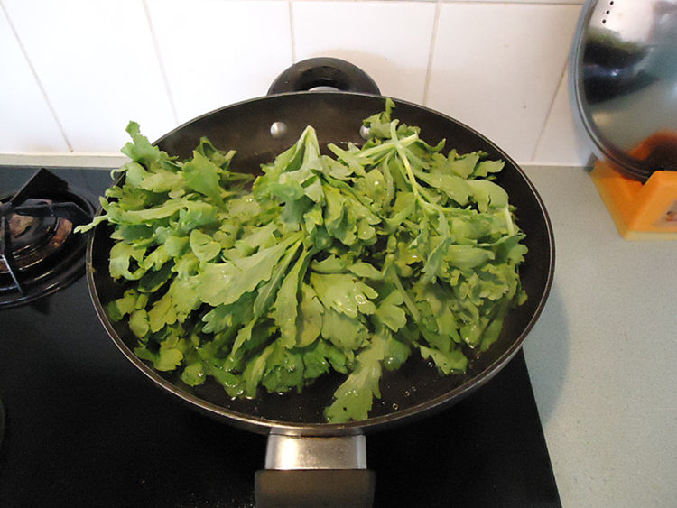 蒜蓉老干妈茼蒿菜步骤4
