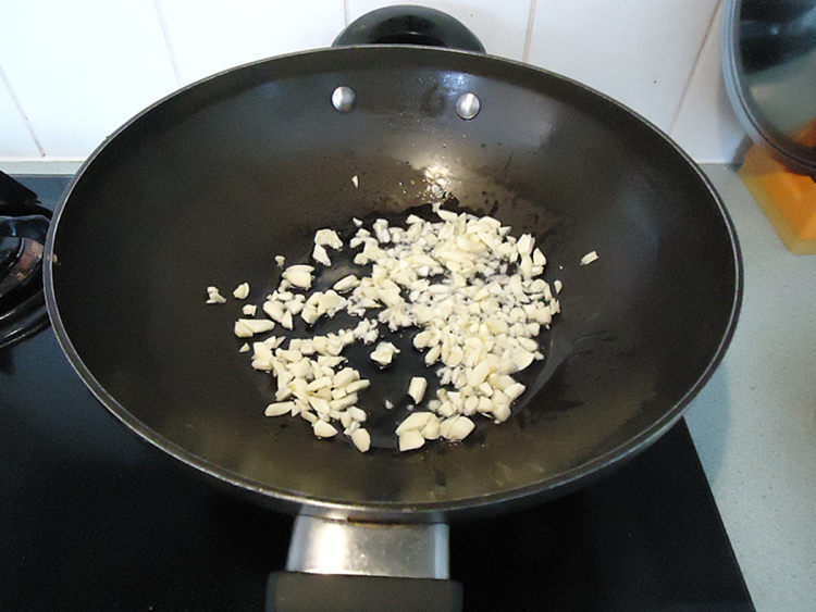 蒜蓉老干妈茼蒿菜步骤7