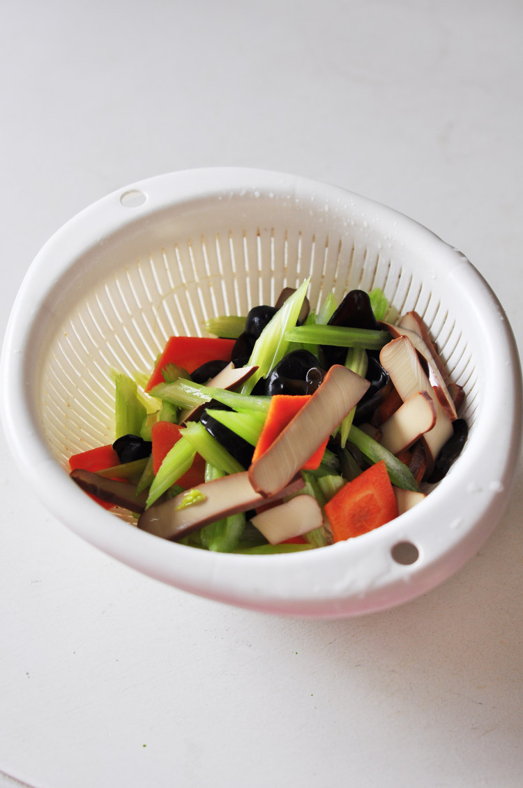 芹菜炒鸡蛋干步骤3