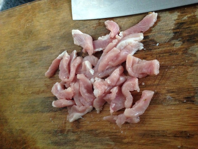 瘦肉炒芹菜玉米粒步骤1