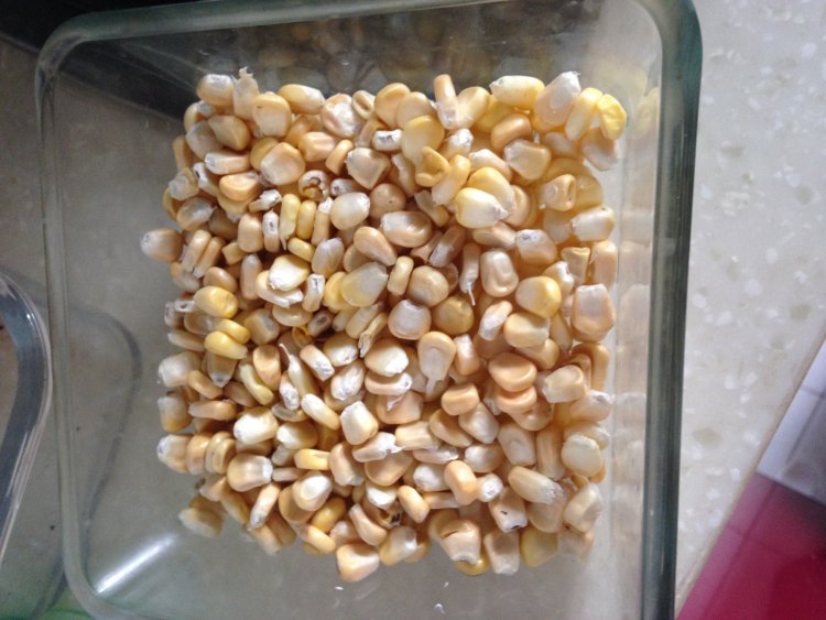 瘦肉炒芹菜玉米粒步骤2