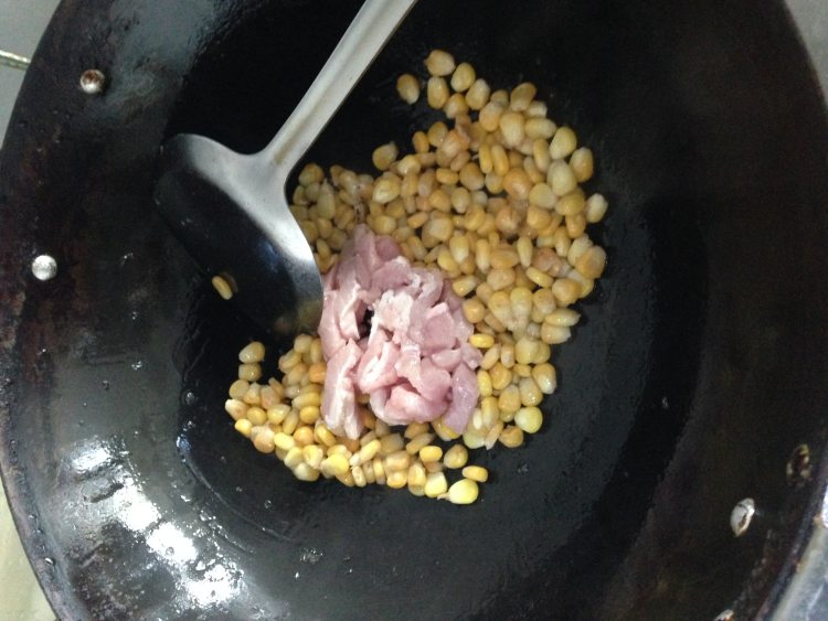 瘦肉炒芹菜玉米粒步骤5