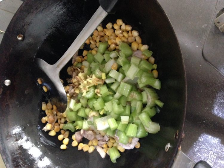 瘦肉炒芹菜玉米粒步骤6